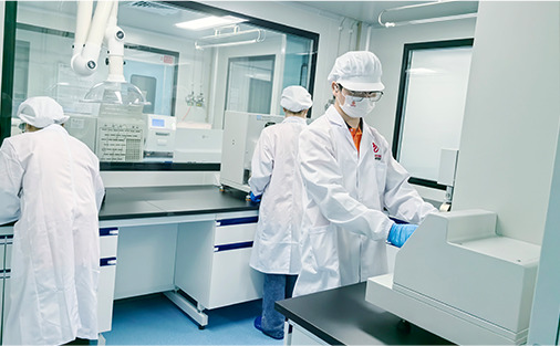 Operaci&oacute;n del equipo en el laboratorio de sala limpia