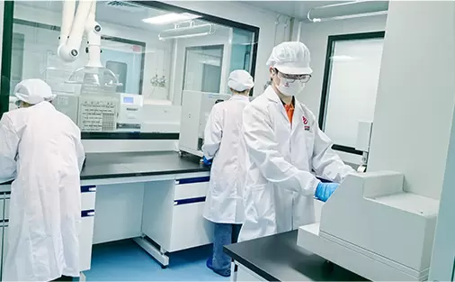 Operaci&oacute;n del equipo en el laboratorio de sala limpia
