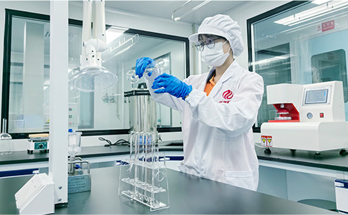 T&eacute;cnico de laboratorio que realiza pruebas de materiales