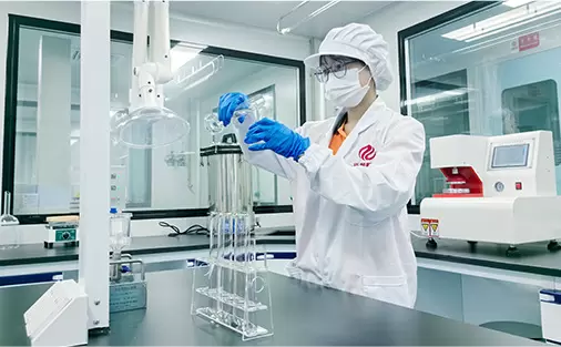 T&eacute;cnico de laboratorio que realiza pruebas de materiales