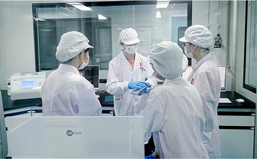 Discusi&oacute;n colaborativa del equipo de laboratorio sobre los resultados de las pruebas